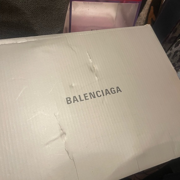 Worn once and not for long ! Pet free smoke free environment! Woman 8.5-9 - Picture 2 of 3